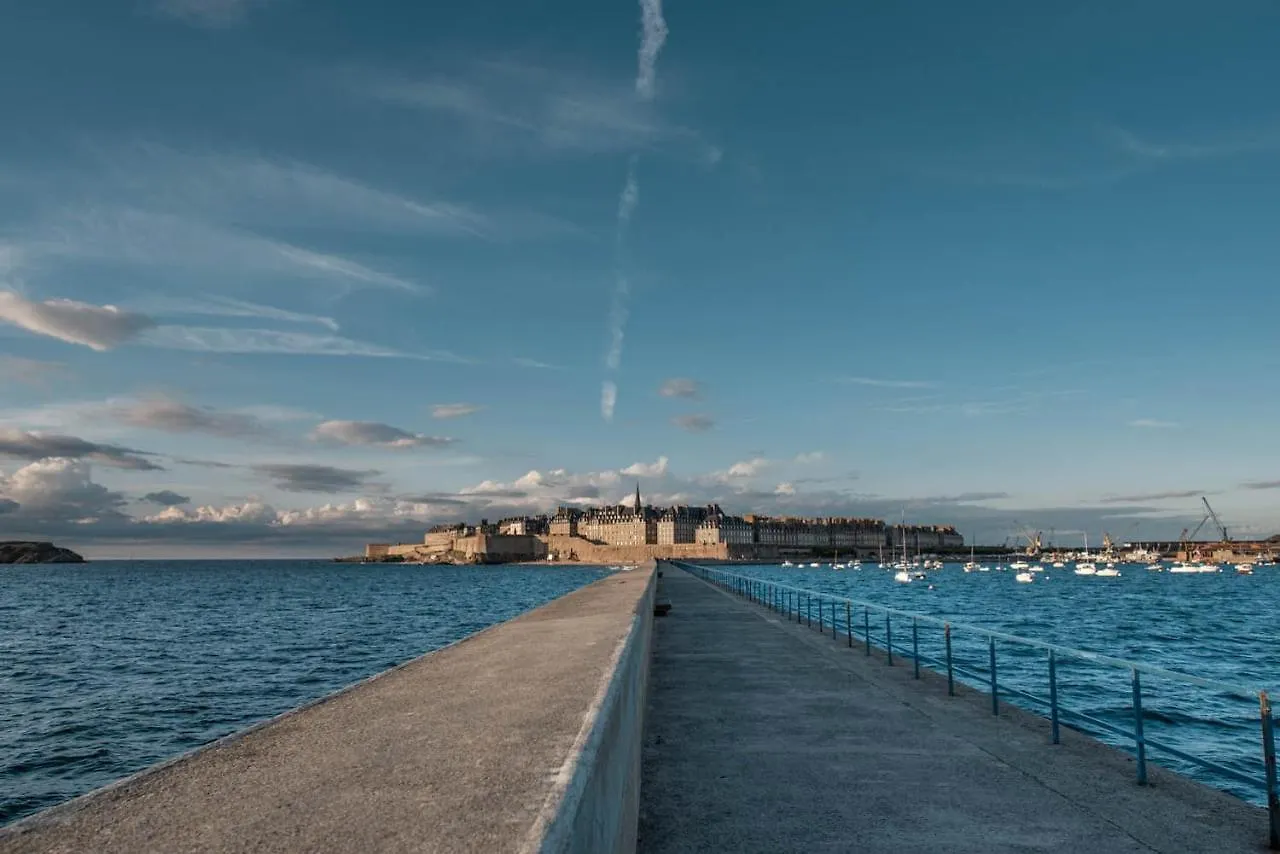 Douglas Saint-Malo
