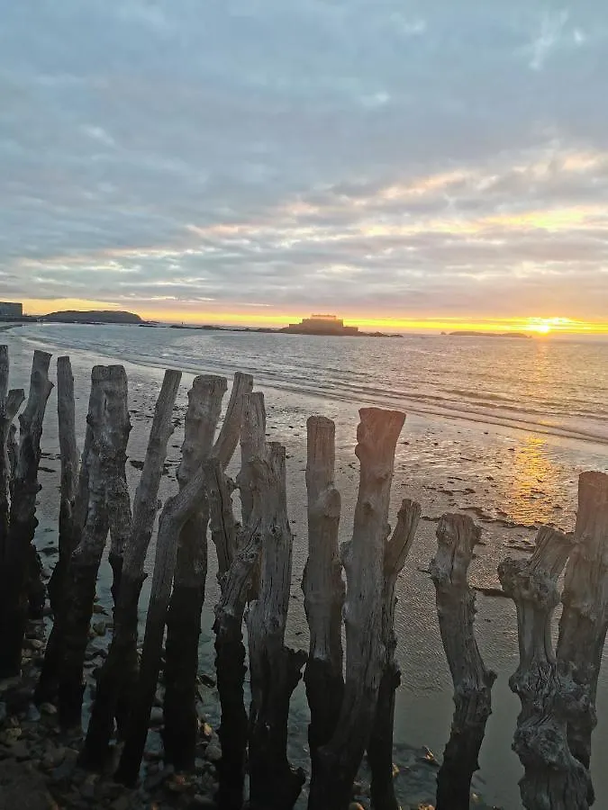 Douglas Saint-Malo 0*,